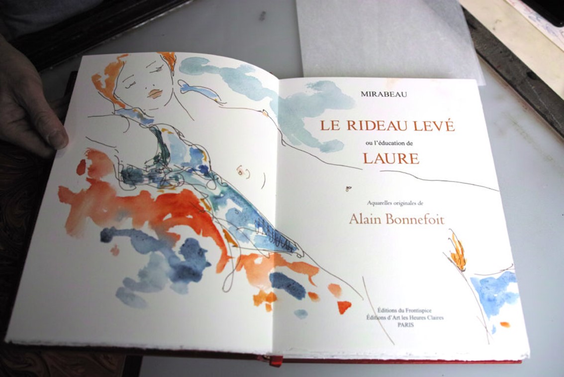 « Le rideau levé ou l’éducation de Laure », Mirabeau. Ouvrage illustré par Alain Bonnefoit – Edité en 70 exemplaires sur Velin de Rives, filigrané Les Heures Claires, illustrés de 24 aquarelles faites à la main, accompagné d’une suite de 9 illustrations en couleur aquarellées à la main et de 12 illustrations au trait. Tous les exemplaires sont signés par l’artiste – Imprimerie d’Arts des Montquartiers. Photo © Pierre d’Ornano